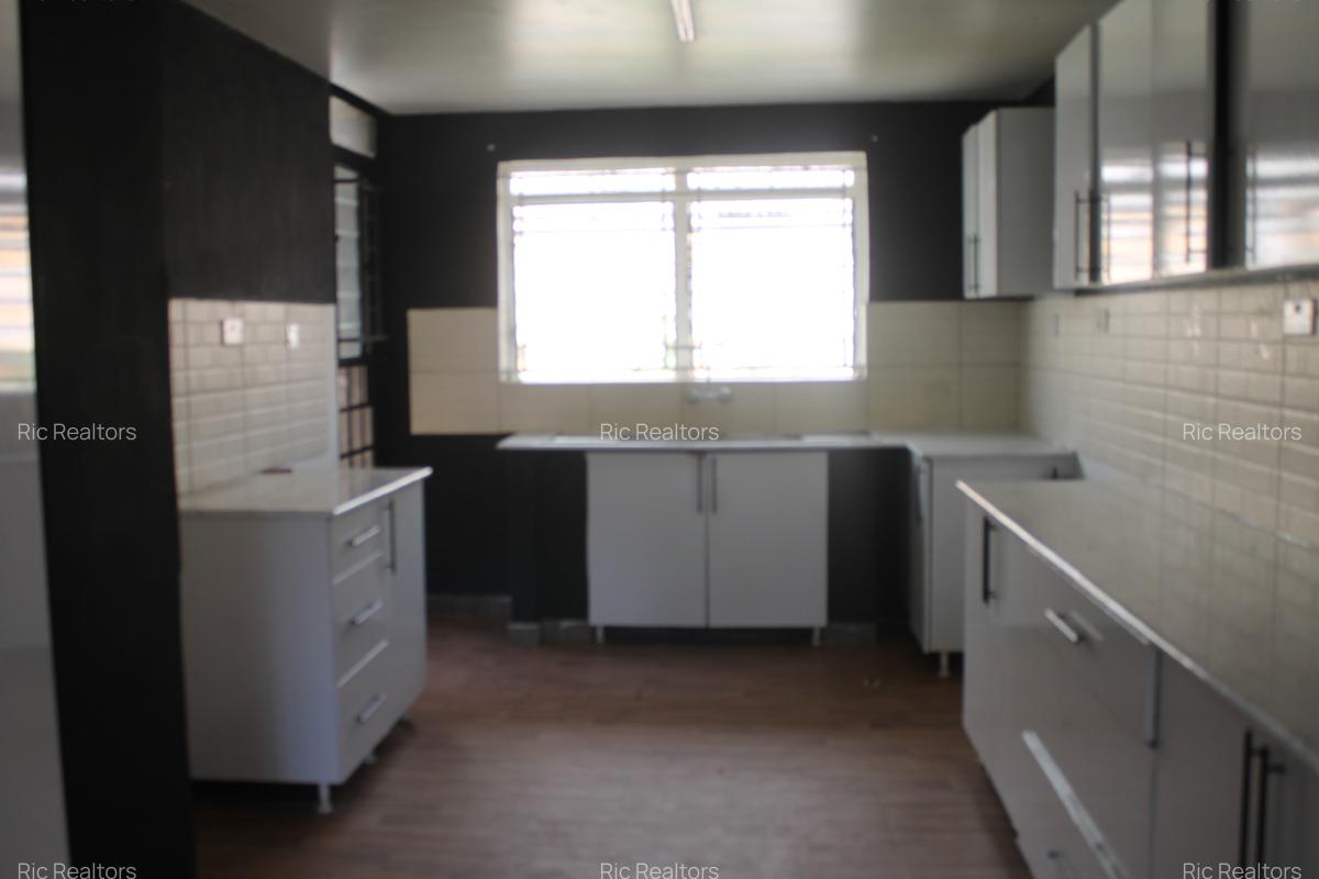 3 Bed House with En Suite at Karen - Fairacres - 12