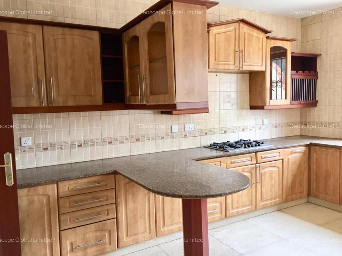 4 Bed House with En Suite in Spring Valley - 11