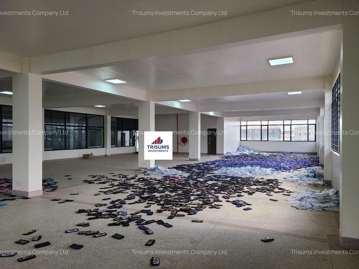 7,209 ft² Warehouse with Fibre Internet in Industrial Area - 2