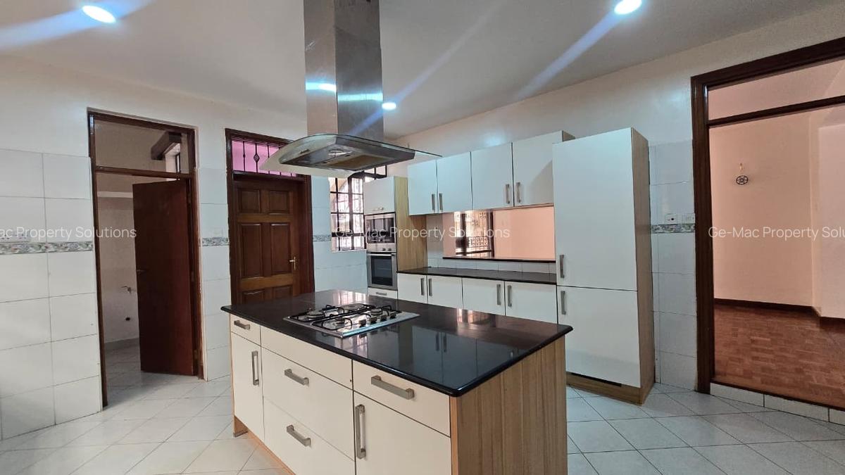 5 Bed House with En Suite in Lavington - 14