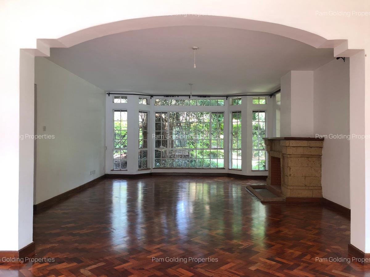 5 Bed House with En Suite in Rosslyn - 4