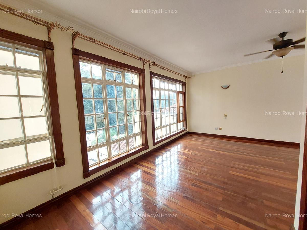 4 Bed House with En Suite at Grevilia Grove - 15