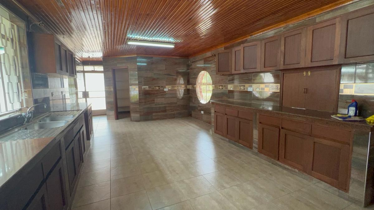 5 Bed House with En Suite in Runda - 10