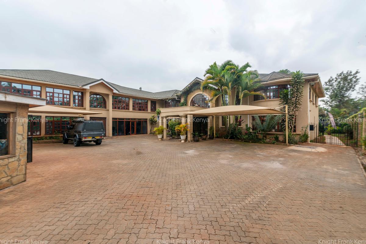 5 Bed House with En Suite in Ridgeways - 11