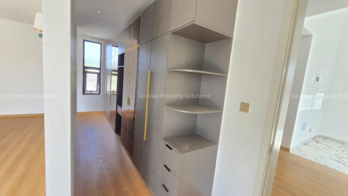 5 Bed House with En Suite in Lavington - 8