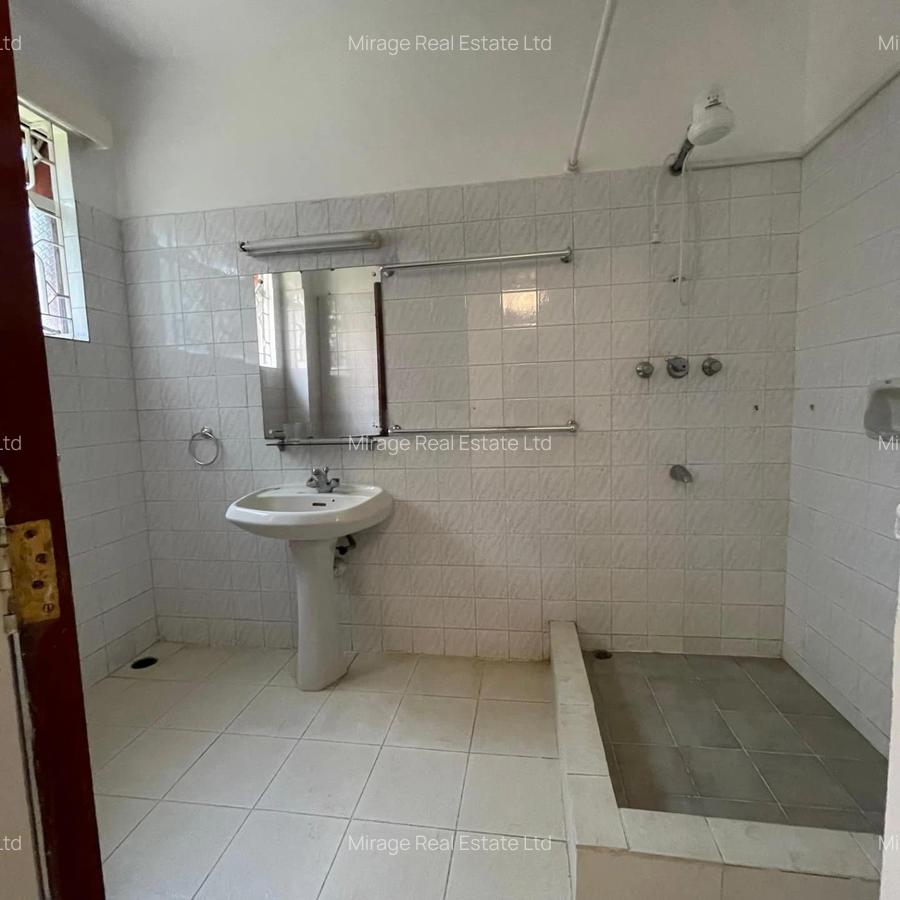 4 Bed Apartment with Parking in Riverside - 12