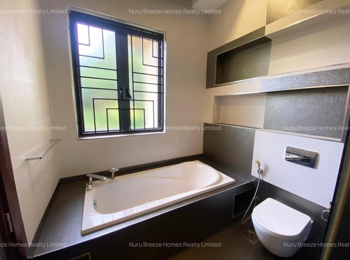 5 Bed House with En Suite in Runda - 16