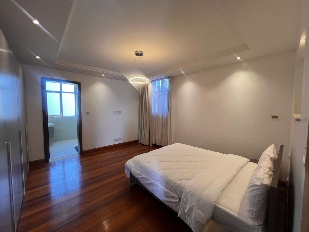 5 Bed House with En Suite in Lavington - 4