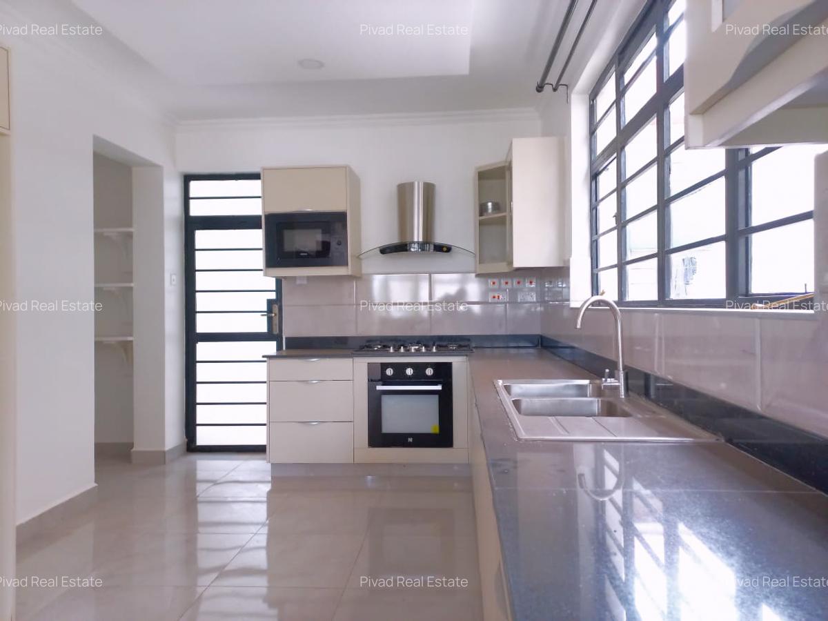 4 Bed Townhouse with Garden in Membley - 2