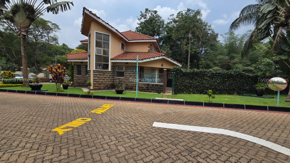 4 Bed House with En Suite in Lavington - 1