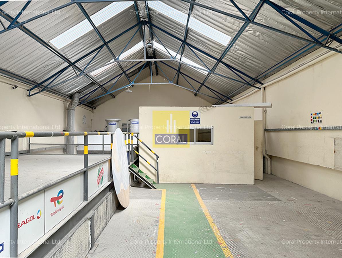 29,825 ft² Warehouse in Industrial Area - 3