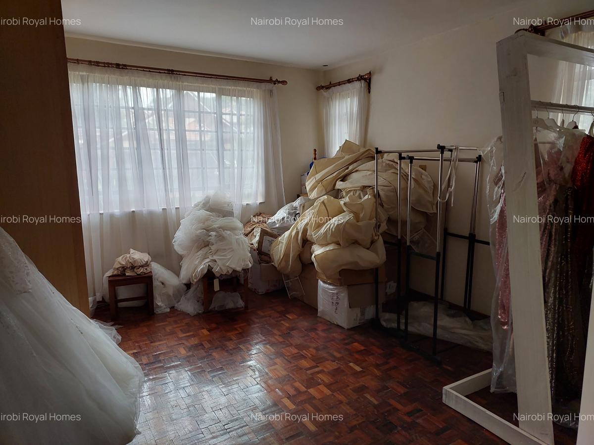 5 Bed House with En Suite at Flem Tree - 10