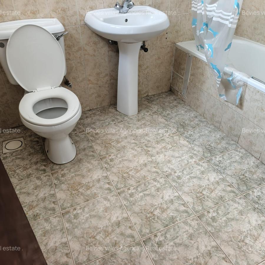 5 Bed Villa with En Suite in Spring Valley - 16