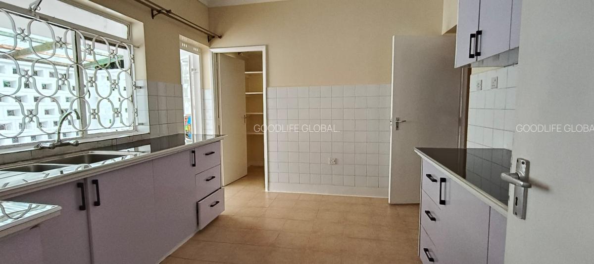 4 Bed House with En Suite at Rosslyn - 17