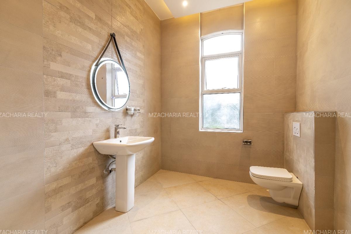 5 Bed Villa with En Suite in Runda - 12