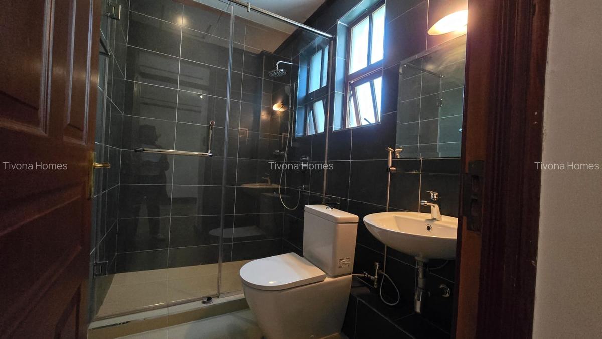 4 Bed House with En Suite in Lavington - 17