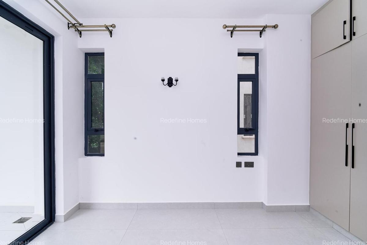 2 Bed Apartment with Gym in Brookside - 12
