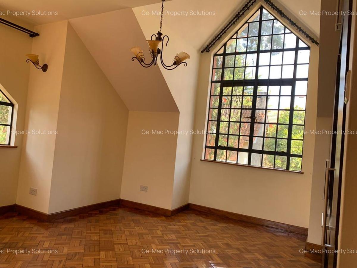 5 Bed House with En Suite in Lavington - 5