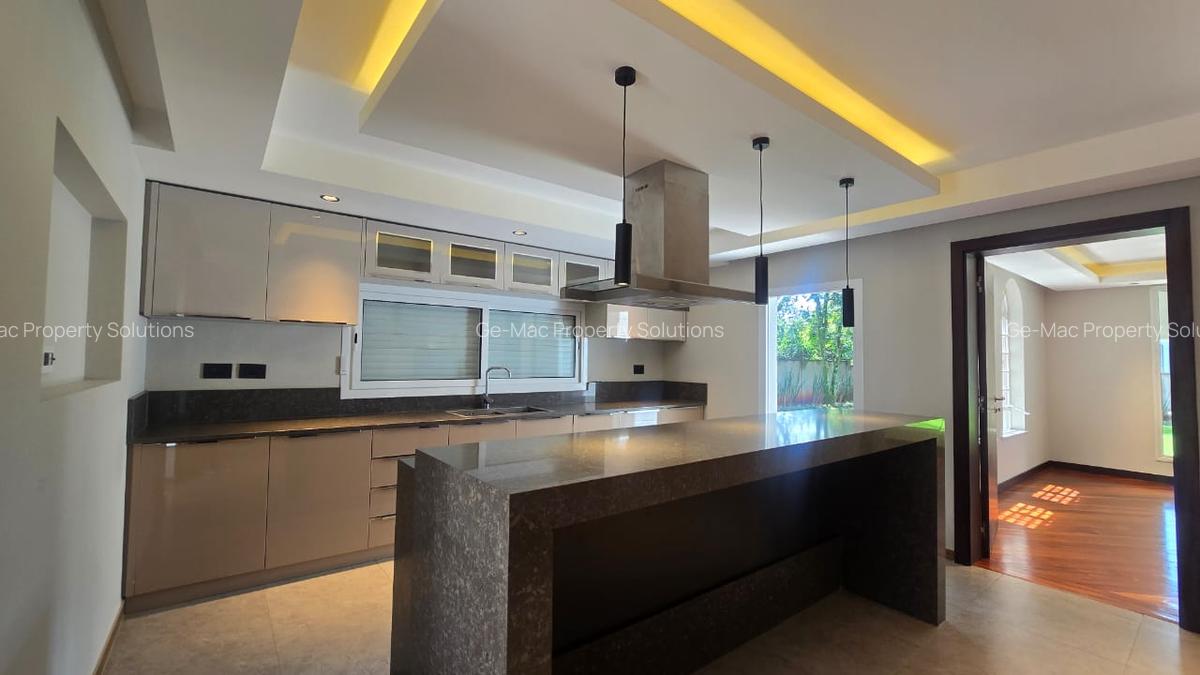 5 Bed House with En Suite in Runda - 12