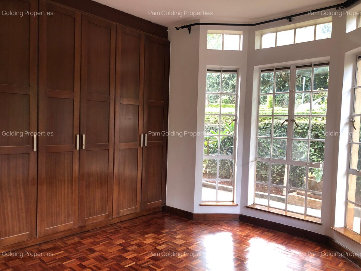 5 Bed House with En Suite in Rosslyn - 9