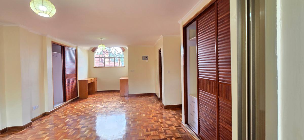 5 Bed Townhouse with En Suite at Lavington - 10