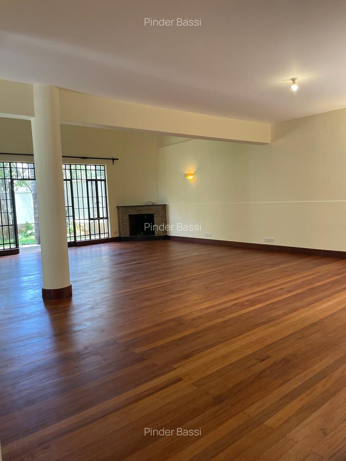 5 Bed Townhouse with En Suite in Lavington - 3