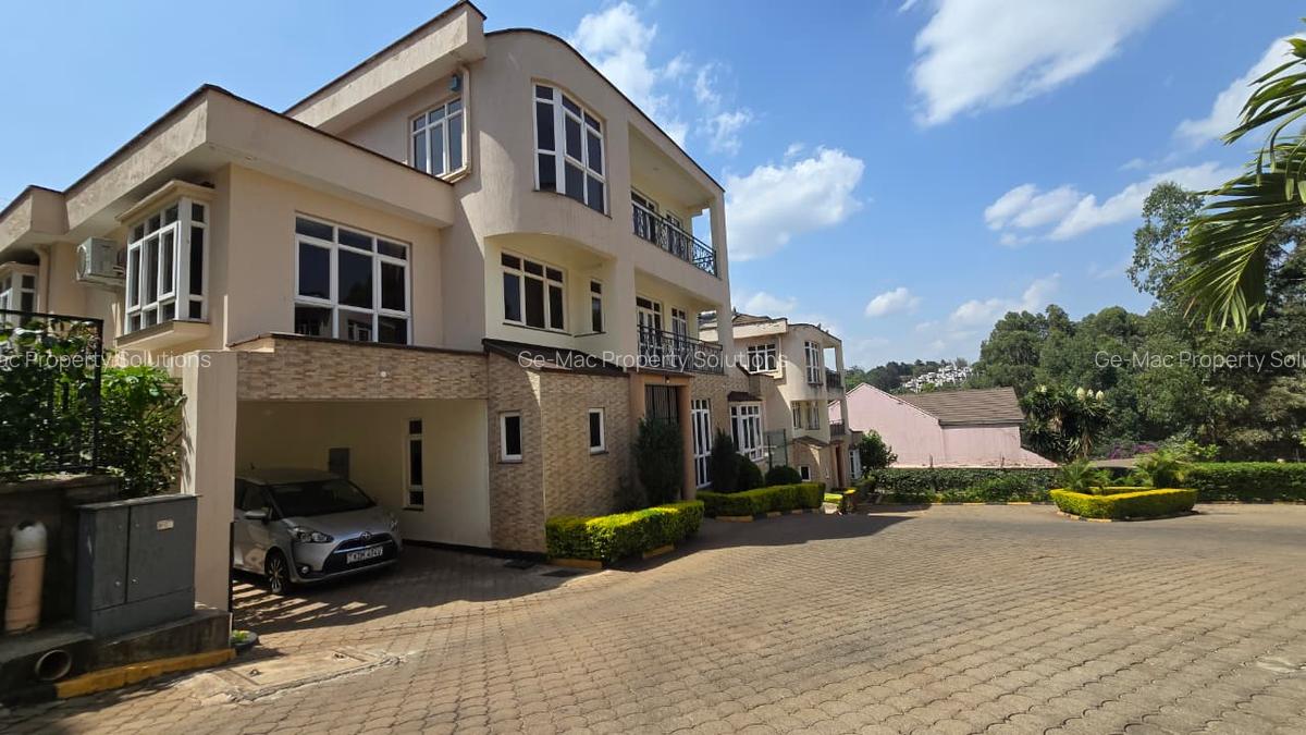 5 Bed House with En Suite in Lavington - 1