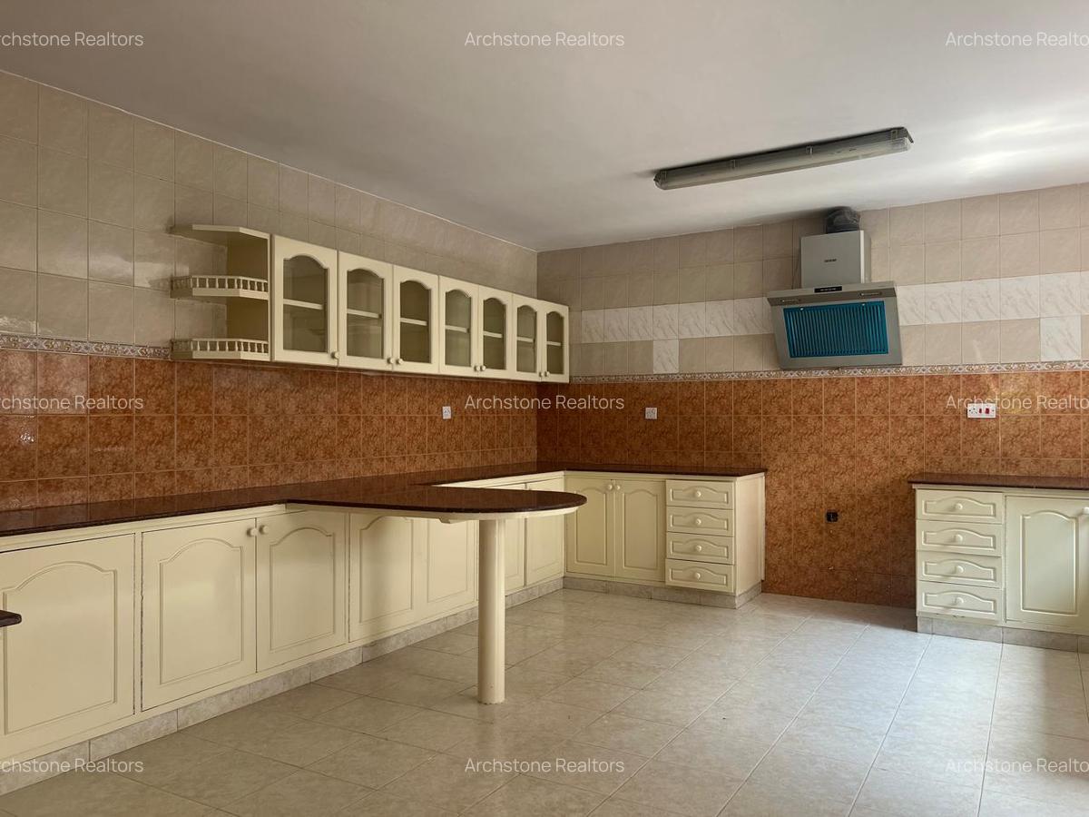 5 Bed Townhouse with En Suite in Spring Valley - 4