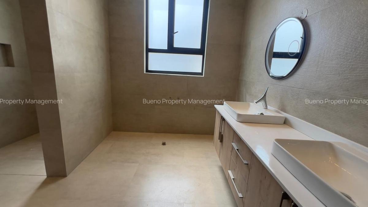 5 Bed Townhouse with En Suite in Lavington - 3