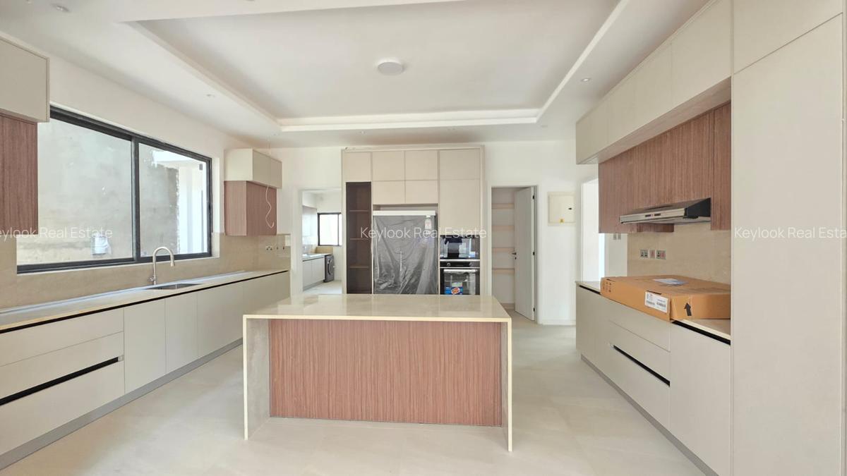 5 Bed Townhouse with En Suite at Lavington - 18