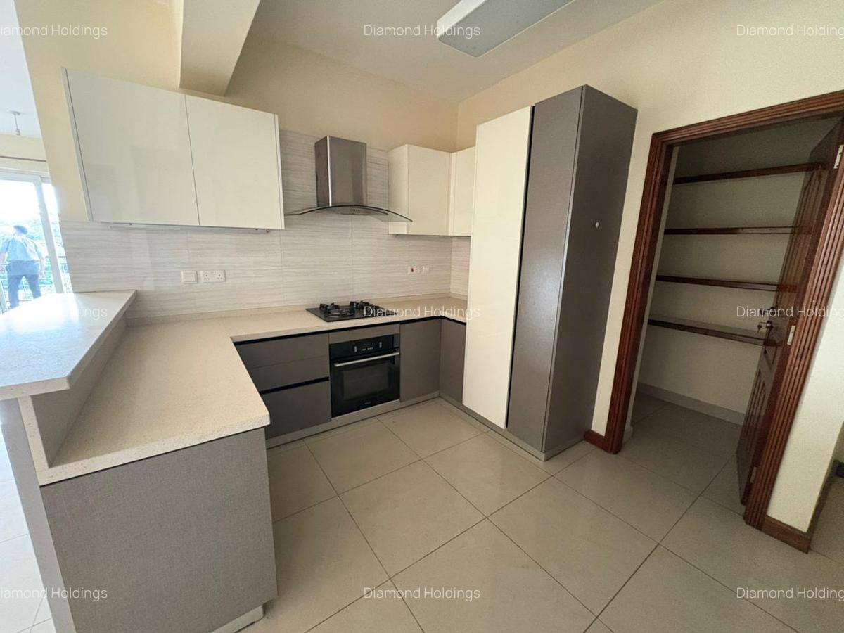 4 Bed Apartment with En Suite in Parklands - 3
