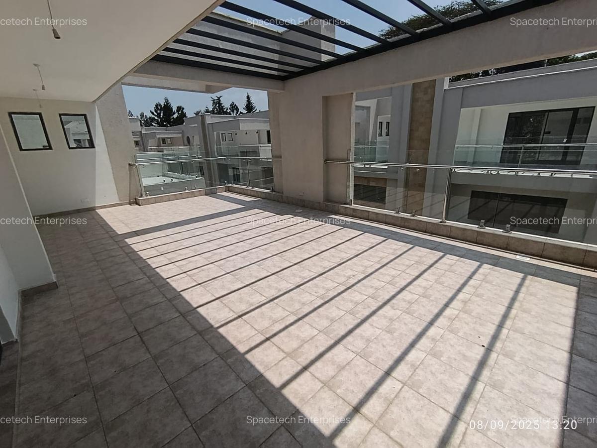 5 Bed Townhouse with En Suite in Lavington - 3