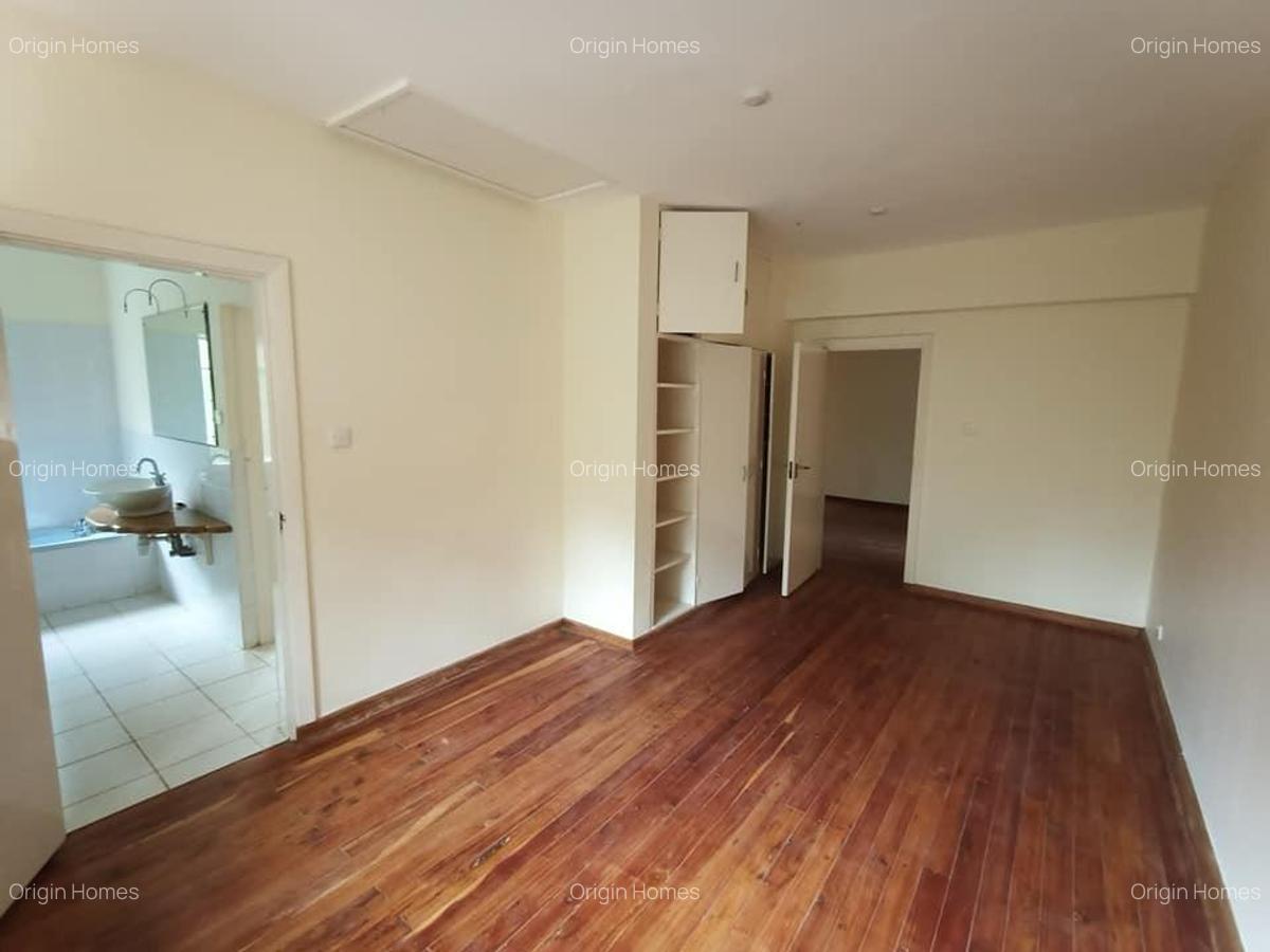 5 Bed House with En Suite in Ridgeways - 13