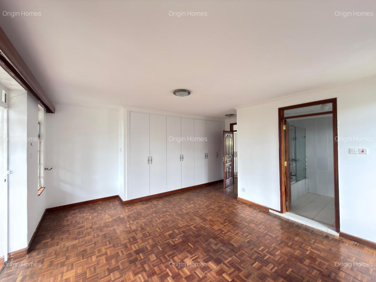 4 Bed House with En Suite in Rosslyn - 13