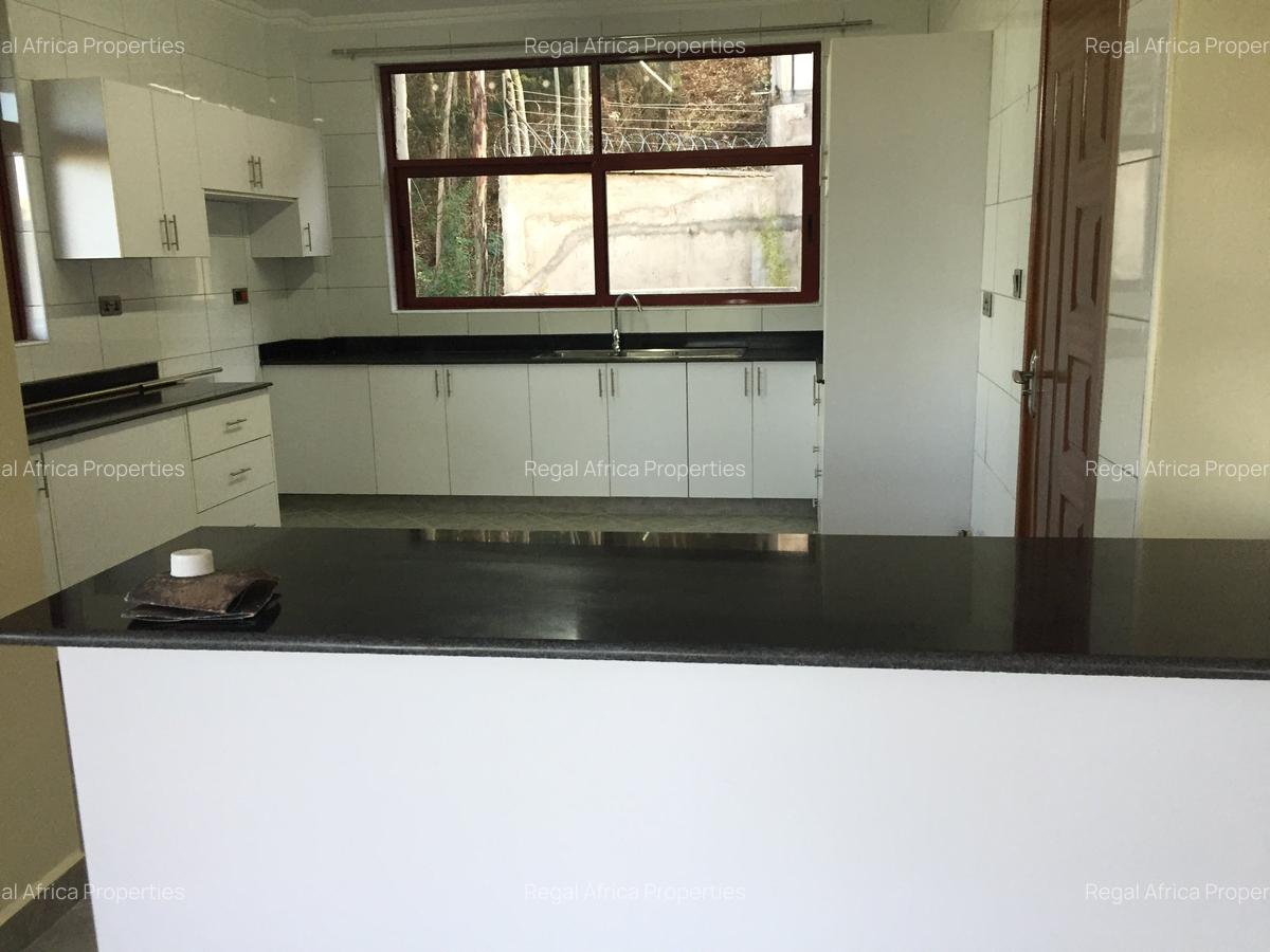7 Bed House with En Suite in Redhill - 3