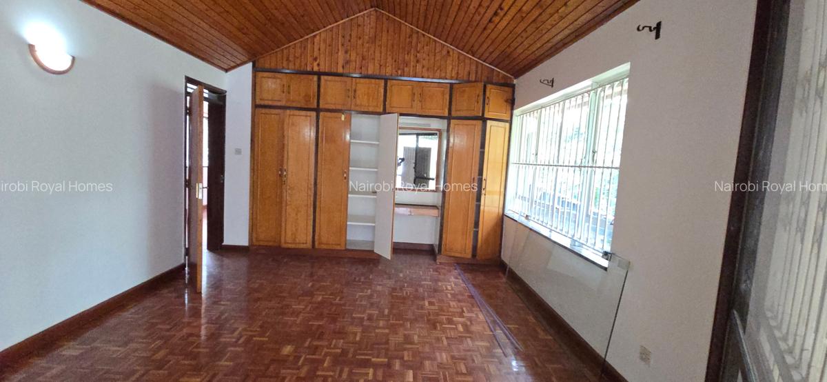 4 Bed House with En Suite at Lobelia Drive - 20