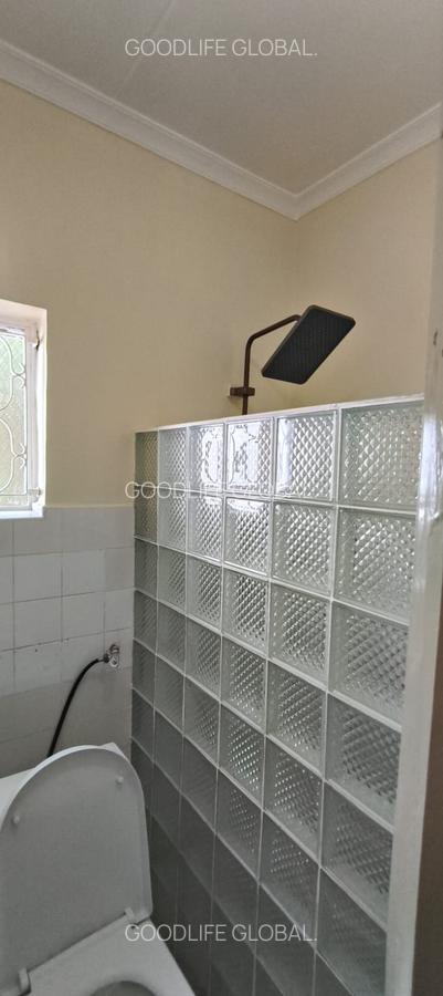 4 Bed House with En Suite at Rosslyn - 11