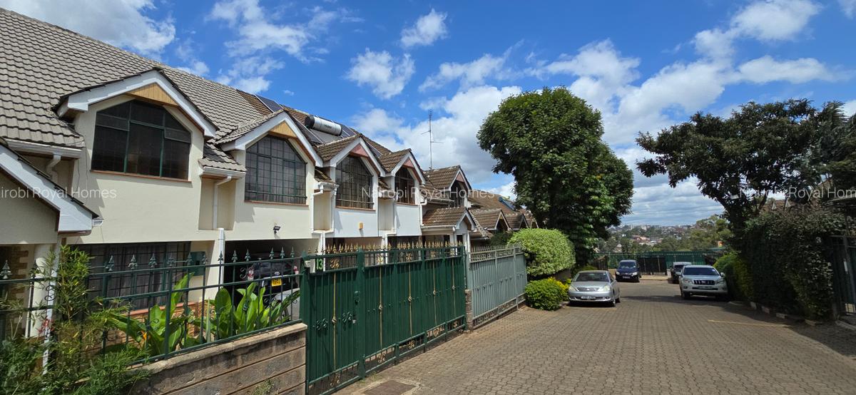 5 Bed Townhouse with En Suite at Lavington Road Green - 3