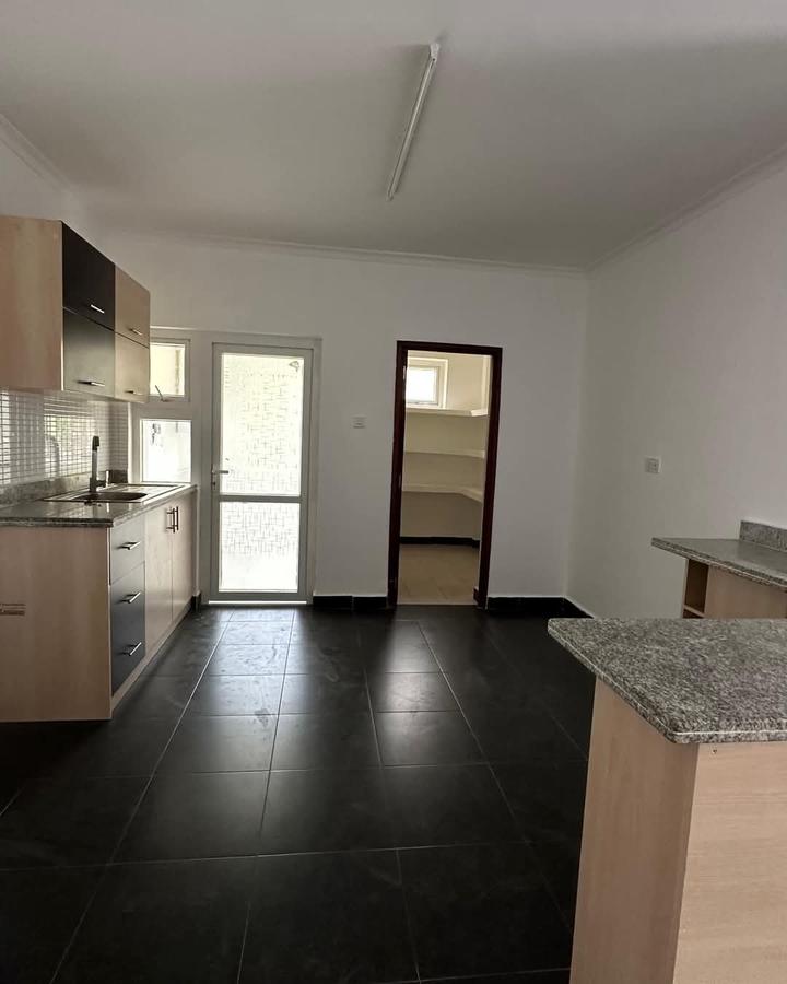 2 Bed Apartment with En Suite at Lavington - 6