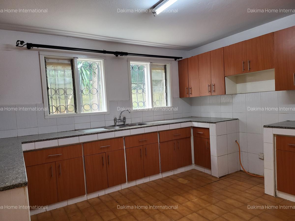 4 Bed House with En Suite in Hill View - 4
