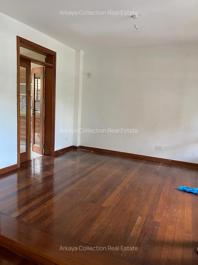 5 Bed House with En Suite in Lavington - 9