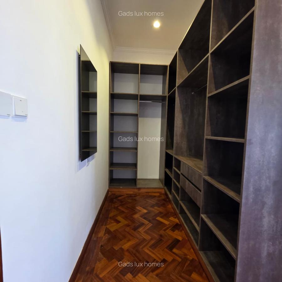 5 Bed Townhouse with En Suite at Lavington - 4