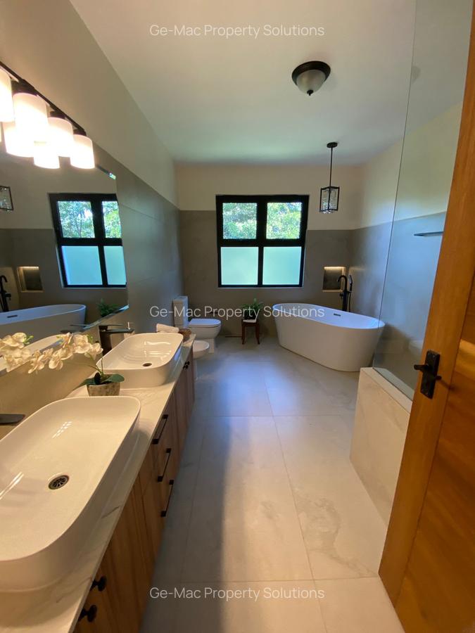 5 Bed House with En Suite in Runda - 14