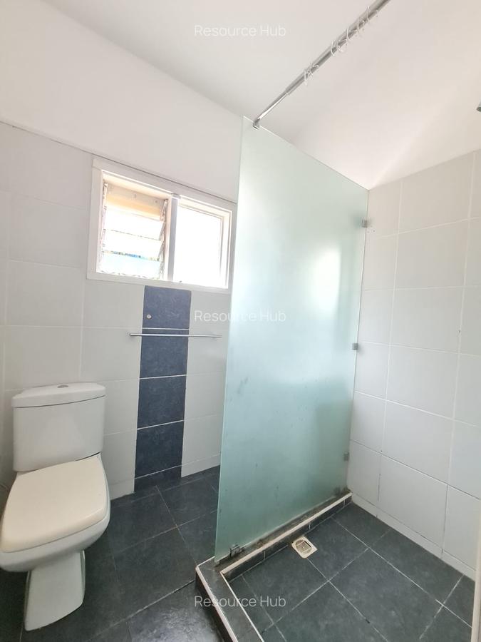 4 Bed House with En Suite at Hillview - 18