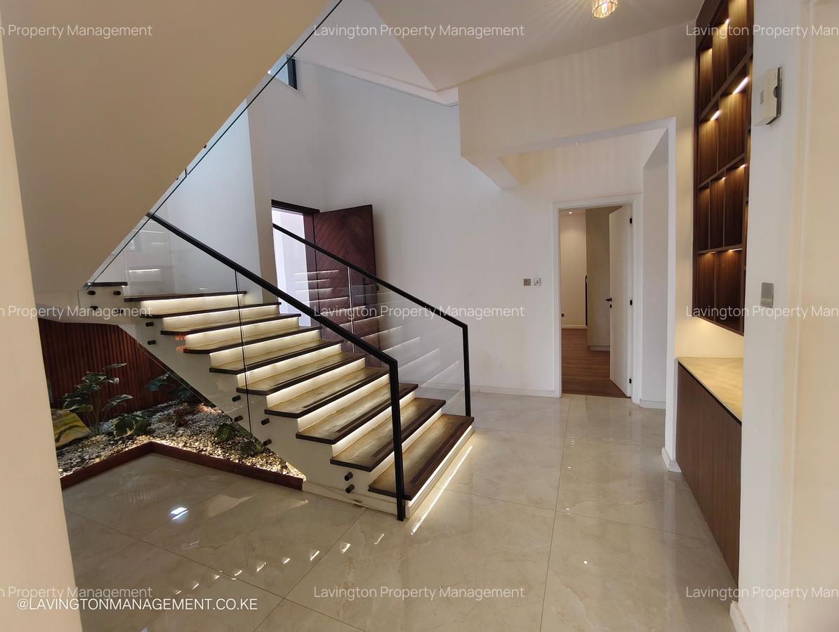 5 Bed House with En Suite at Lavington Green - 7