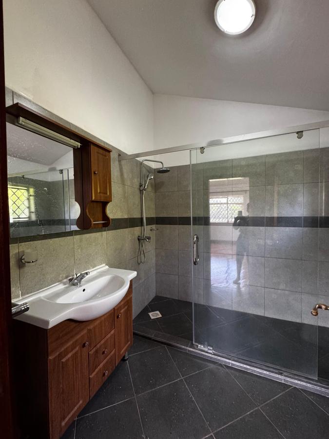 5 Bed House with En Suite in Runda - 4