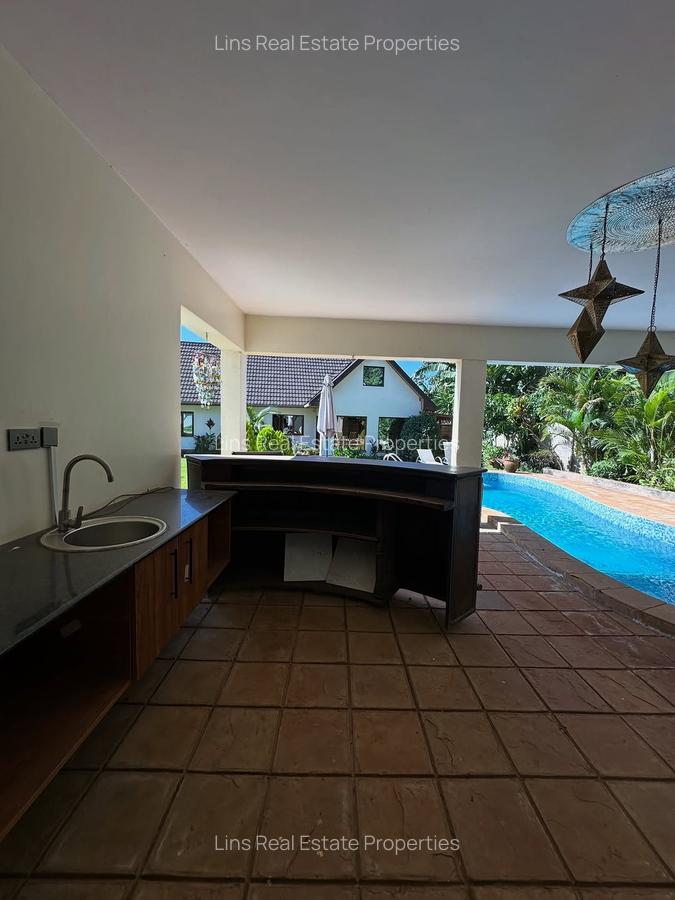 7 Bed House with En Suite in Ridgeways - 6