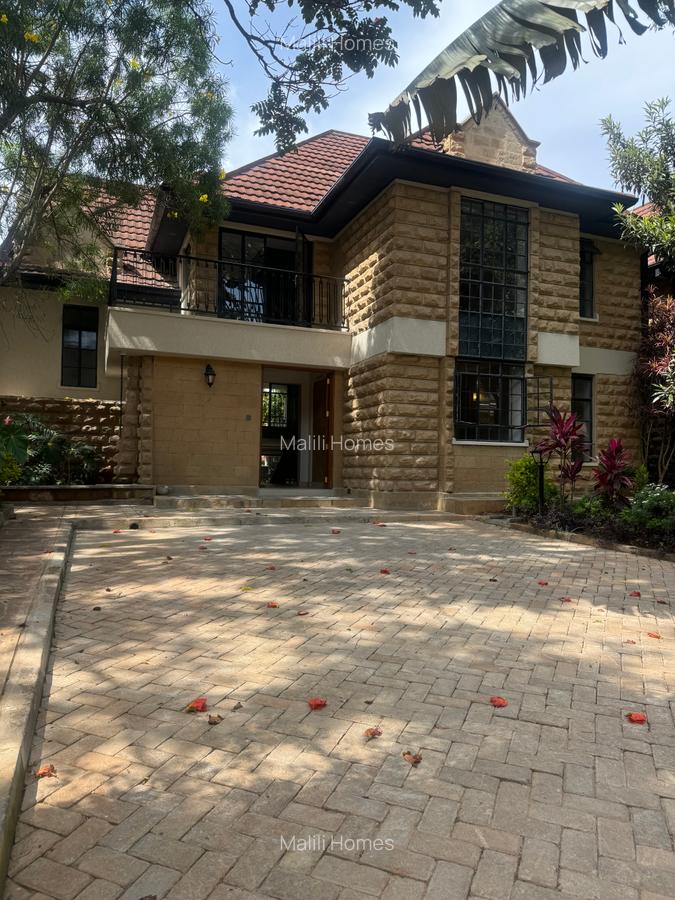 7 Bed Villa with En Suite in Lavington - 1