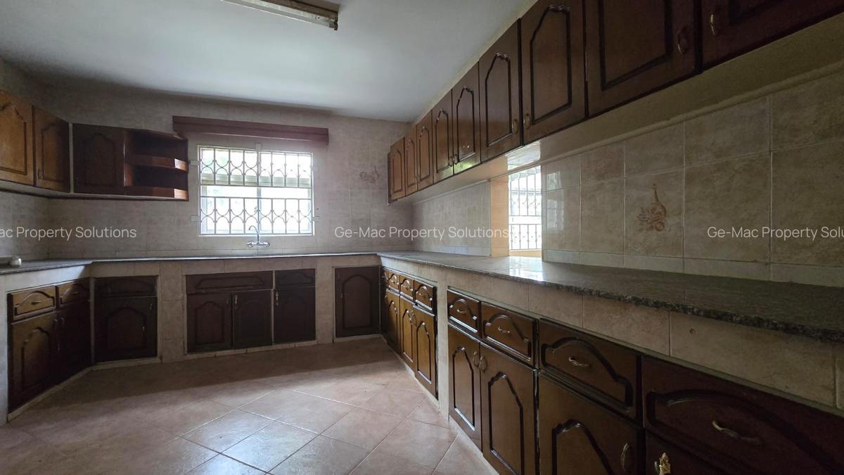 4 Bed House with En Suite in Lavington - 5