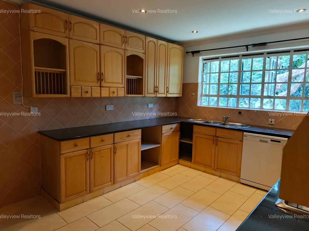 4 Bed Townhouse with En Suite at Lavington - 10